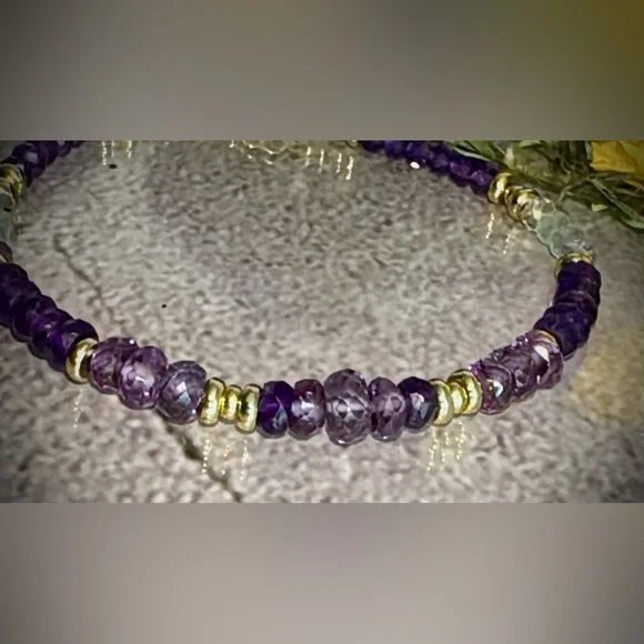 💎SALE💎✨COLOR CHANGING✨ONE OF A KIND✨
Alexandrite, Amethyst Gemstone Bracelet - Picture 6 of 8